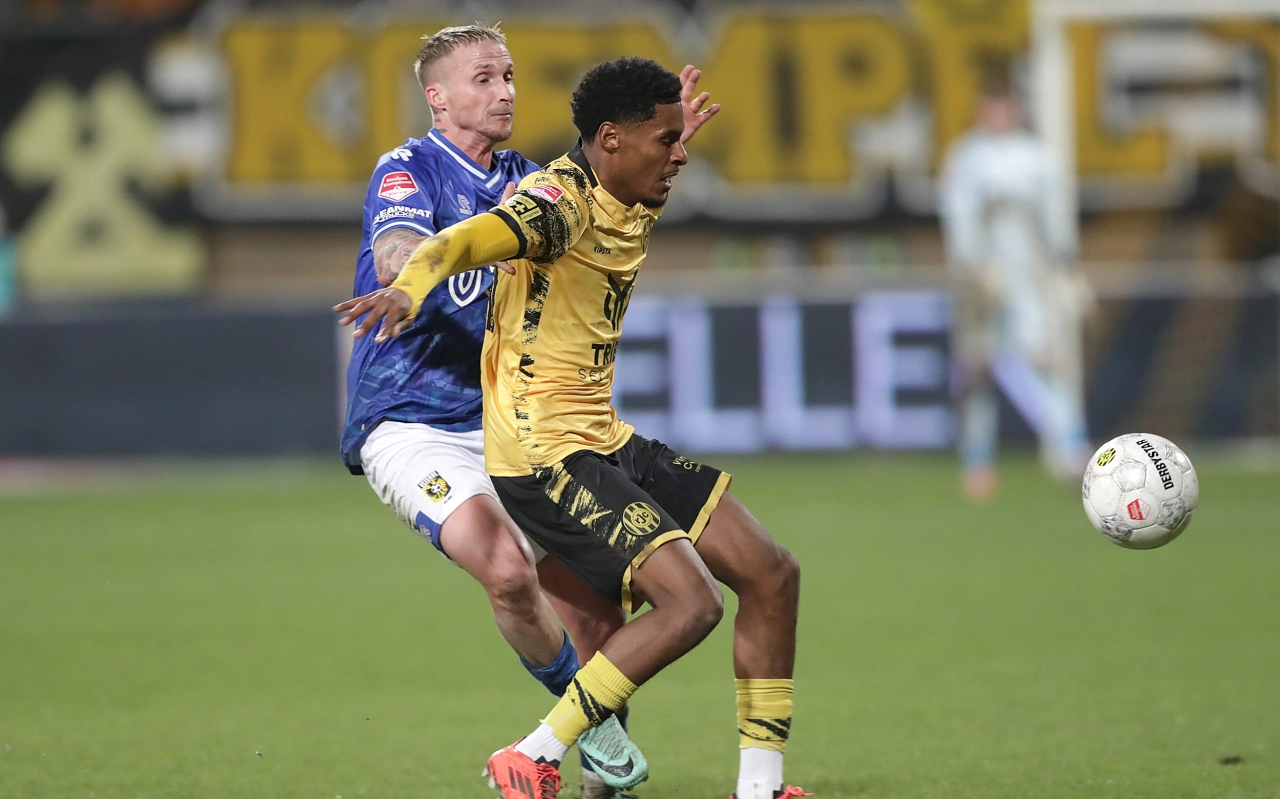 Nathan Markelo op weg naar de uitgang bij Roda JC